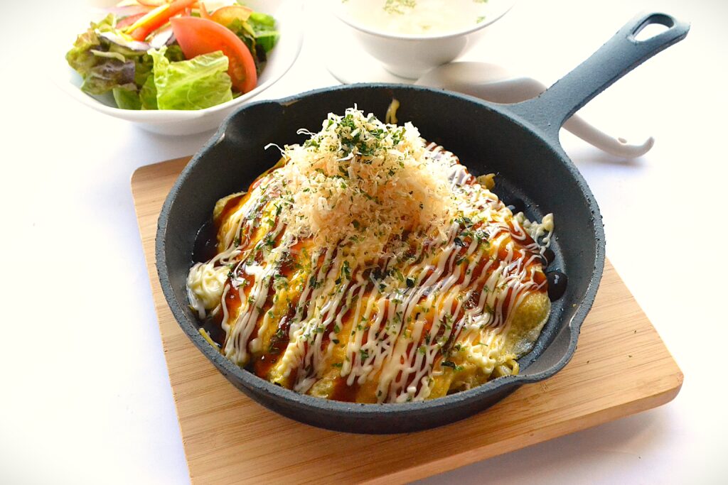 11月レストランフェアメニュー「ふわとろオムそば 黒胡椒炒麺」