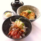 初鰹とあさりの華咲く香味丼
